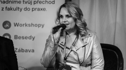 Alice Švehlová, personání ředitelka Penta hospitals, mluví do mikrofonu na podiu debatní arény na Po medině kempu