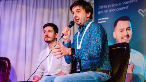 Cyril Matějka a Jan Přáda na podiu při debatní aréně Po medině kempu