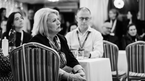 Ivana Hlinková, ředitelka nemocnice Ostrov, se zájmem poslouchá diskutující při debatní aréně na Po medině kempu