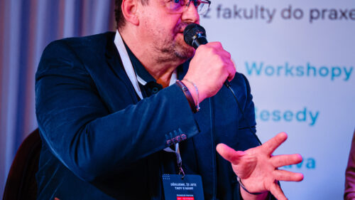 Jiří Štefan, generální ředitel Karlovarské krajské nemocnice, promlouvá k účastníkům Po medině kempu během debatní arény