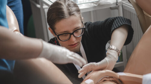 Studenti medicíny na praktickém workshopu gynekologie a porodnictví