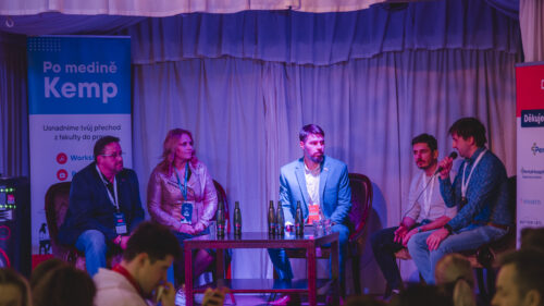 Diskutující v debatní aréně na Po medině kempu: zleva Jiří Štefan, generální ředitel Karlovarské krajské nemocnice, Alice Švehlová, personální ředitelka lidských zdrojů, Adam Soustružník, moderátor diskuze, Cyril Matějka, lékař a influencer, Jan přáda, lékař a viceprezident České lékařské komory