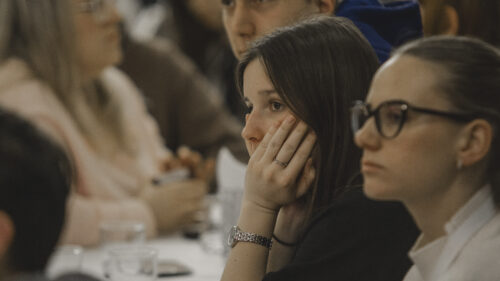 Účastníci Po medině kempu poslouchají debatní arénu na téma zodpovědnosti ve zdravotnické praxi