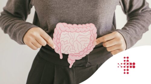 Žena držící papírový model střev na břiše