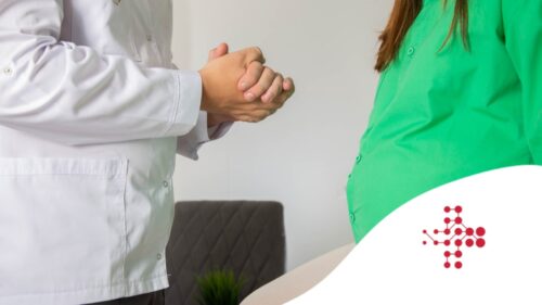 Těhotná žena stojící naproti lékaři