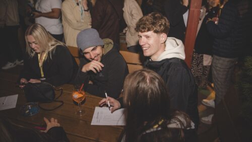 Po práci legraci. Pomalu začíná večerní social program.